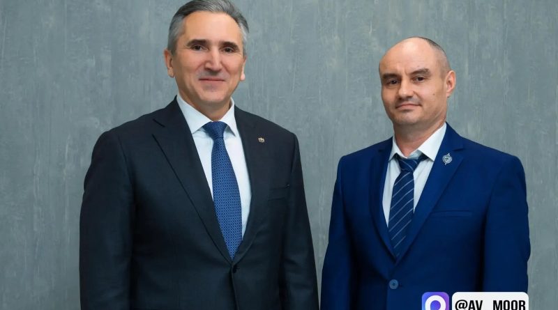 Александр Моор поздравил Николая Бабкина, участника программы «Боевой кадровый резерв» с назначение советника главы Нижнетавдинского муниципального округа