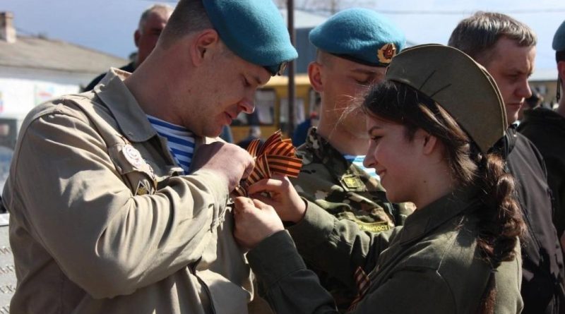 Куда можно крепить георгиевскую ленту и за что грозит штраф, разъяснили в Госдуме