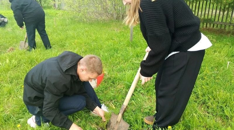 Выпускники 9 и 11 классов Черноковской СОШ продолжили традицию школы.