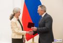 В преддверии Дня России Александр Моор вручил землякам государственные и региональные награды.