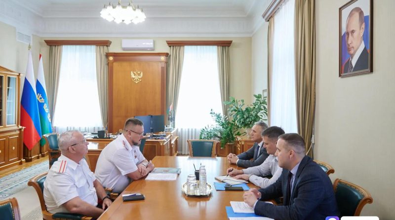 Александр Моор провёл рабочую встречу с атаманом Сибирского войскового казачьего общества Андреем Станиславовичем Тимошенко