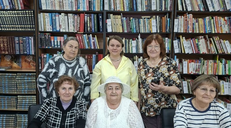 В клубе «Смартфон и Я» состоялось тематическое занятие, посвящённое современным мобильным приложениям.