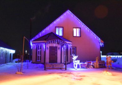 Жители с. Вагай украшают свои дома к новому году.