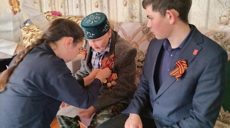 Активисты Движения Первых Карагайской  СОШ им. Героя России Сайфуллина Р.Г. присоединились к акции «Георгиевская ленточка».