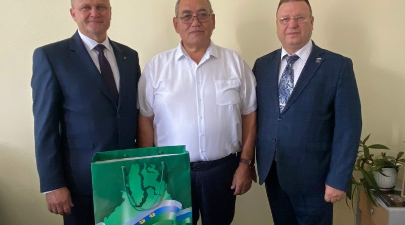 Глава Вагайского округа поздравил с юбилеем Мунира Кинчагулова